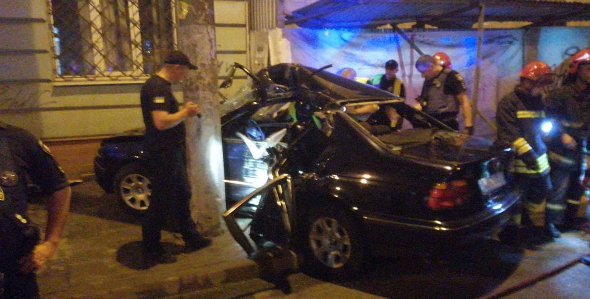 Внаслідок ДТП у центрі Львова автомобіль BMW в'їхав у стовп