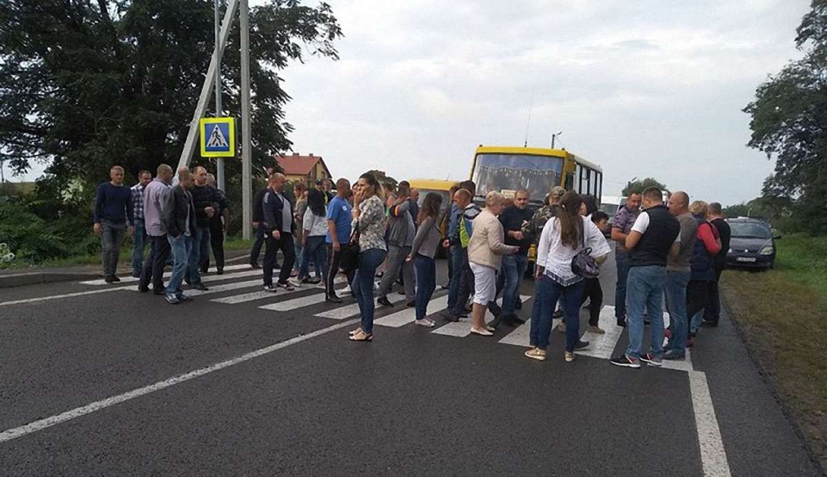 У Мостиськах перекрили міжнародну трасу до кордону 