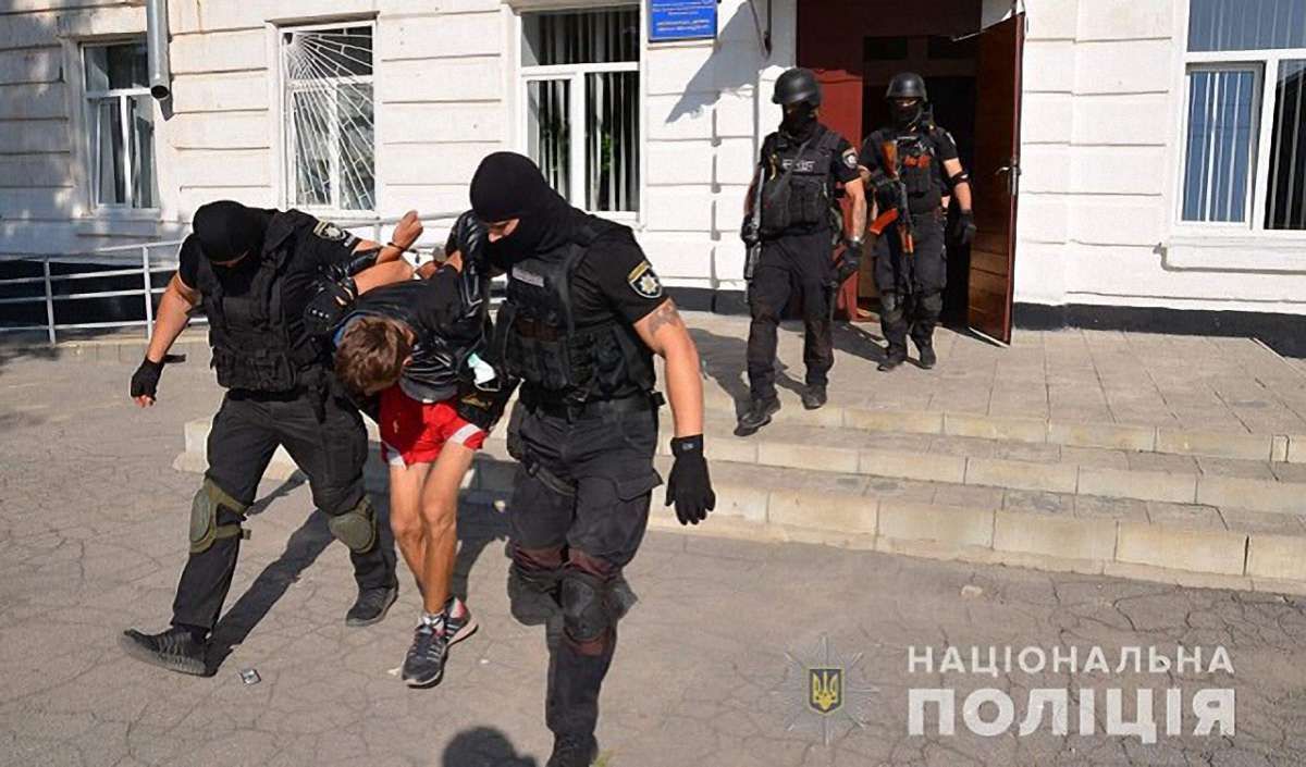 Зловмисник на Луганщині погрожував підірвати школу з вимогою переписати історію України
