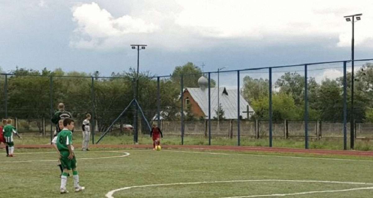 У Червонограді демонтували освітлення нового стадіону через вкрадений електрокабель