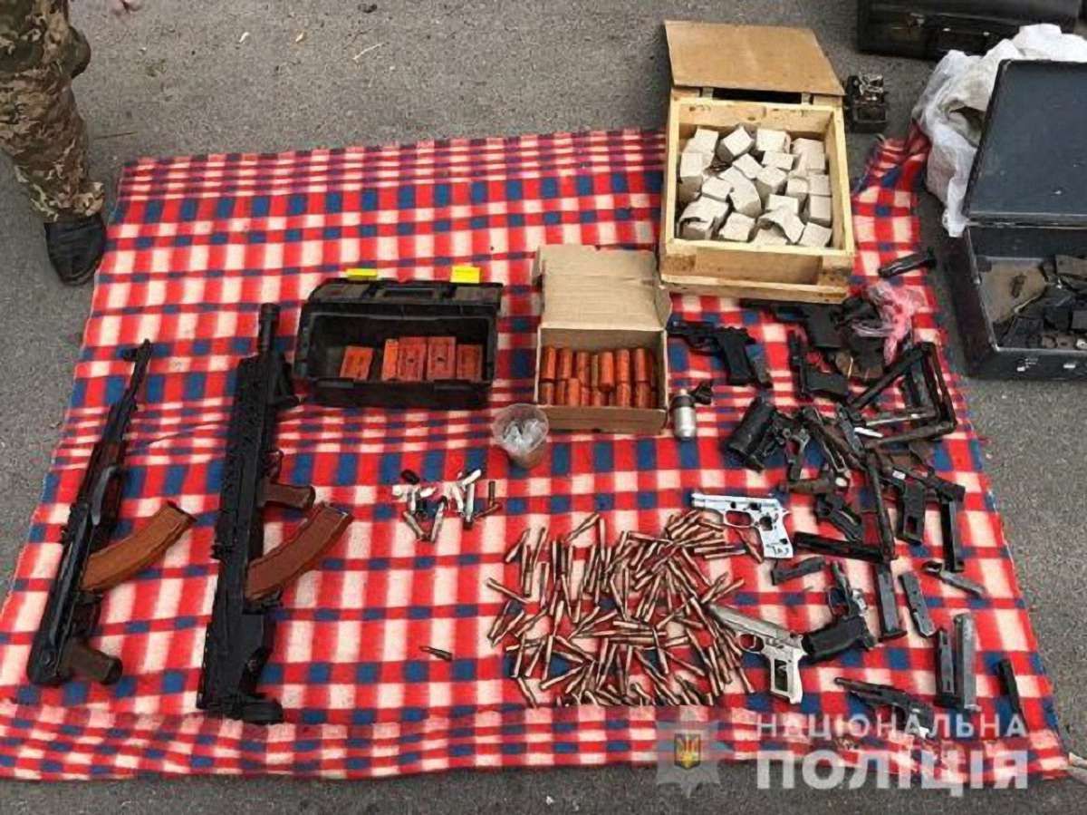 На Дніпропетровщині затримали угрупування, яке займалося наркоторгівлею і замовними вбивствами