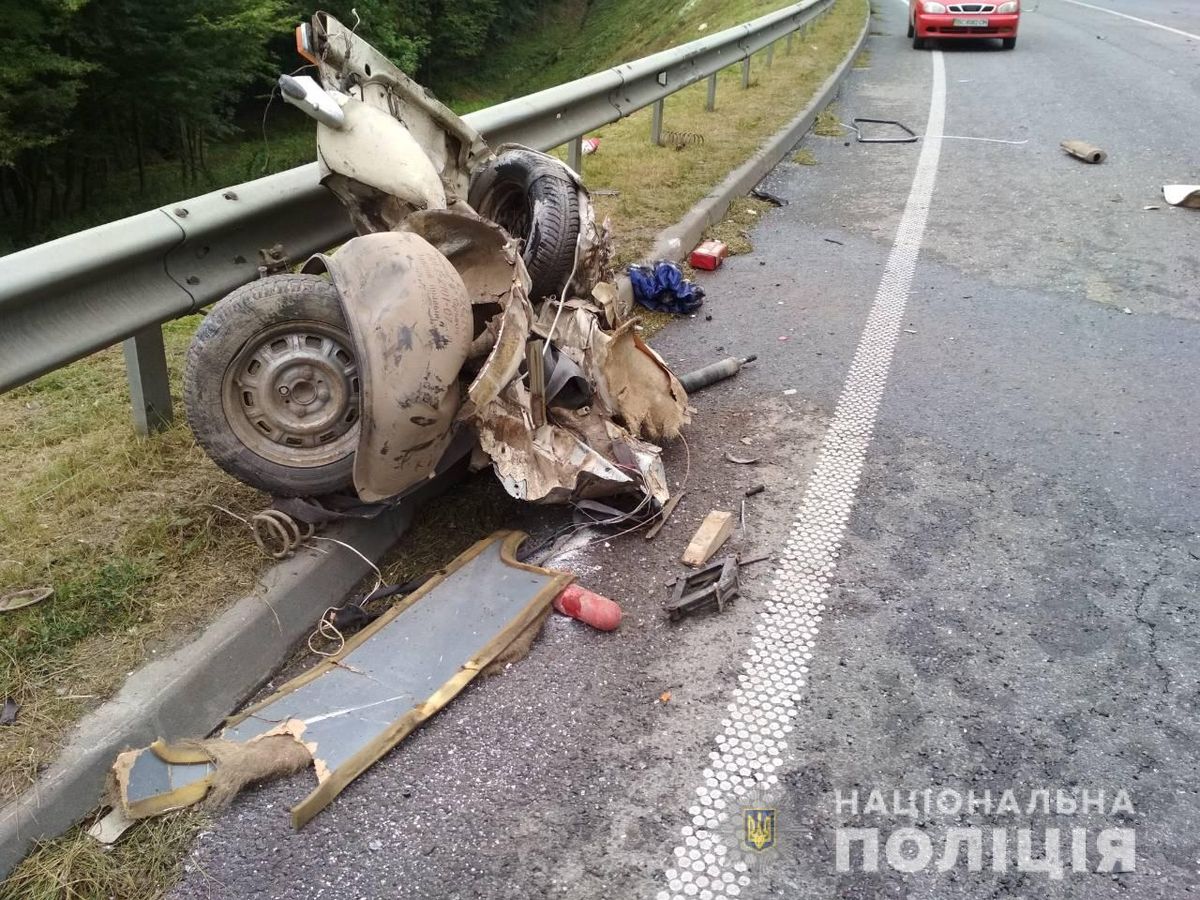На об'їзній Львова внаслідок лобового зіткнення з бусом ВАЗ розірвало на частини