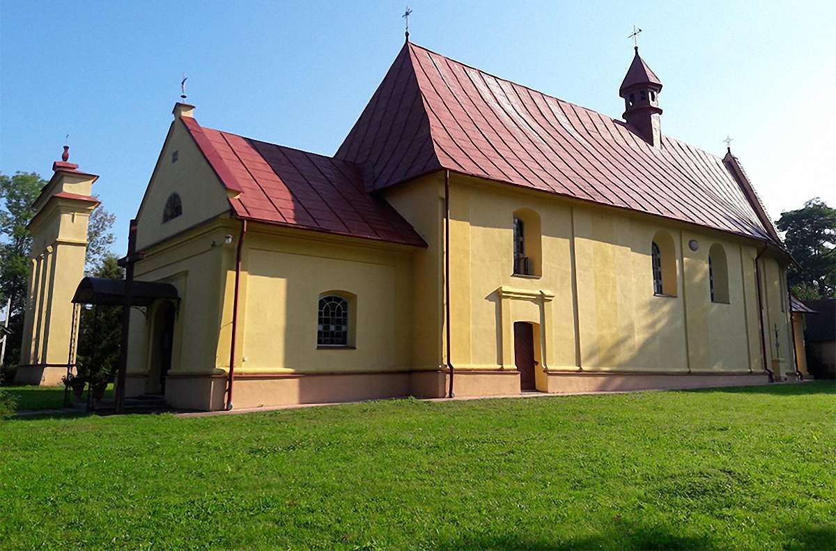 Через конфлікт зі священиком у селі на Львівщині закрили римо-католицький костел