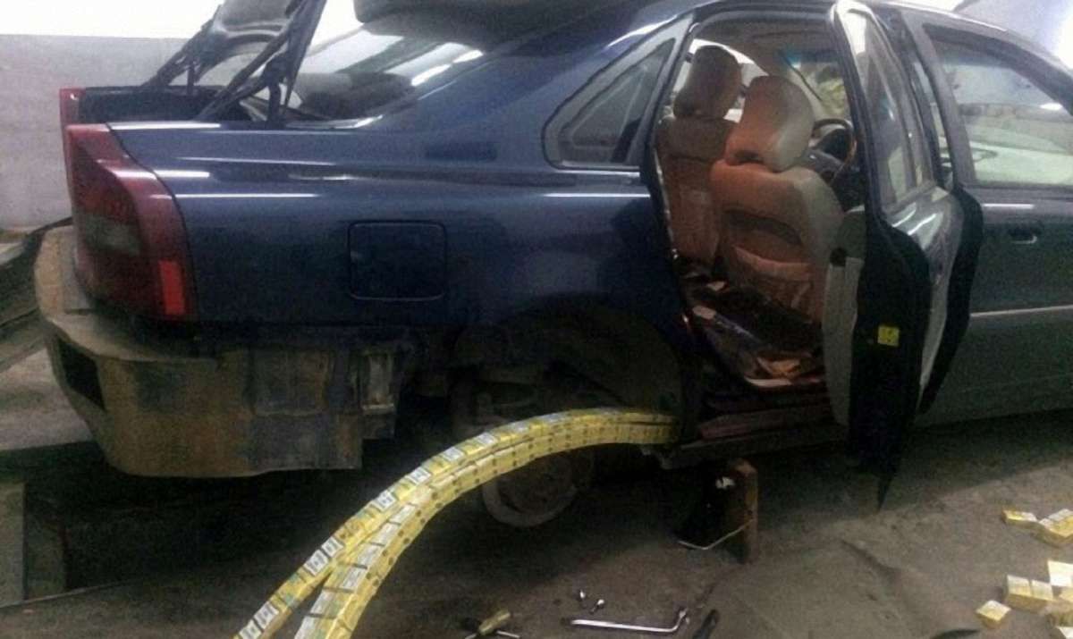 У Шегинях в українця вилучили авто через контрабанду сигарет