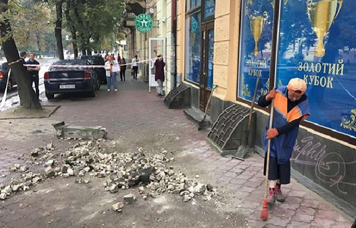 На вул. Степана Бандери у Львові обвалилась частина балкону
