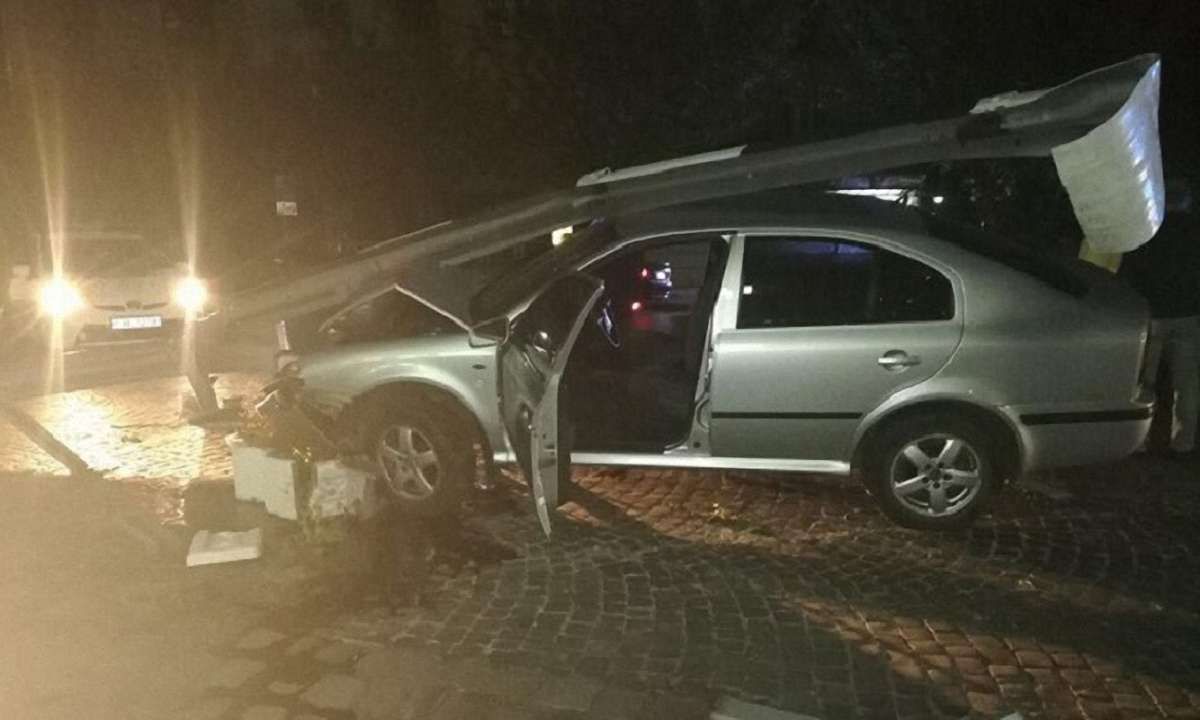 На площі Петрушевича у Львові п’яний водій в’їхав у відбійник
