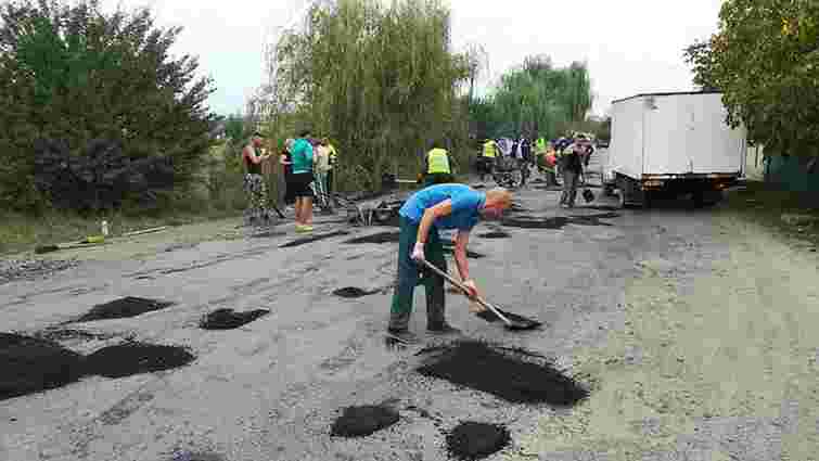 Селяни на Івано-Франківщині не дочекалися грошей від влади та самотужки відремонтували дорогу