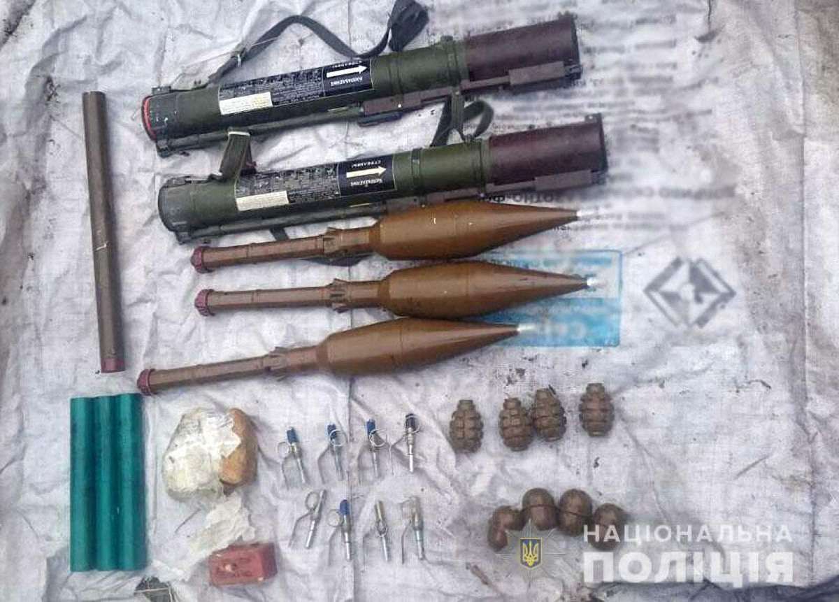 Правоохоронці знайшли на Донбасі сховок з боєприпасами