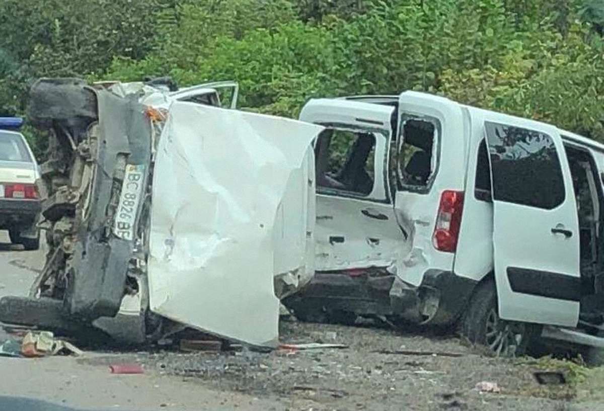 На трасі Львів-Самбір автомобіль врізався в припарковану автівку: постраждали четверо людей