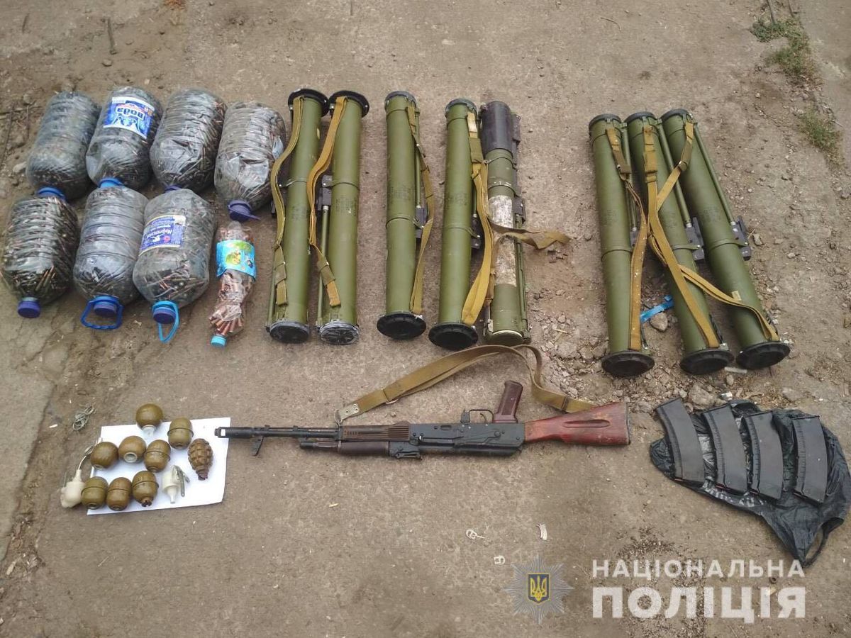 На Дніпропетровщині правоохоронці виявили підпільний склад боєприпасів