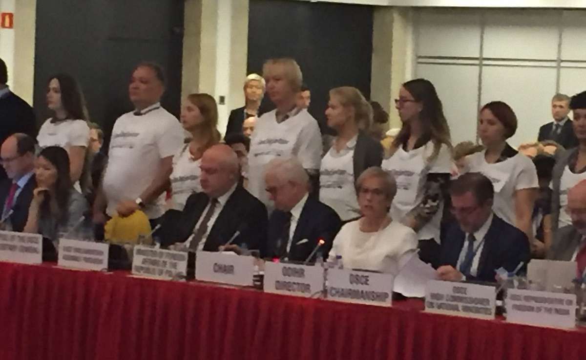 У Варшаві активісти прийшли на засідання ОБСЄ у футболках з написом #SaveOlegSentsov