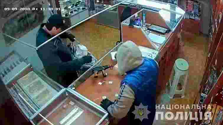 На Буковині озброєні злочинці пограбували ювелірний магазин