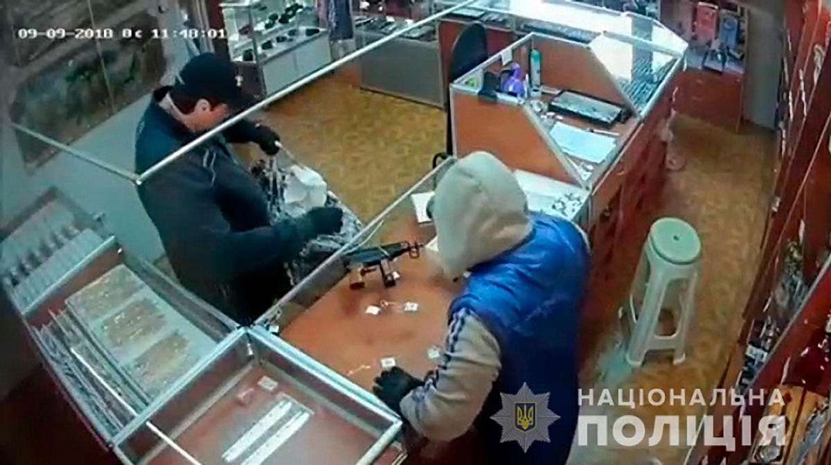 На Буковині озброєні злочинці пограбували ювелірний магазин