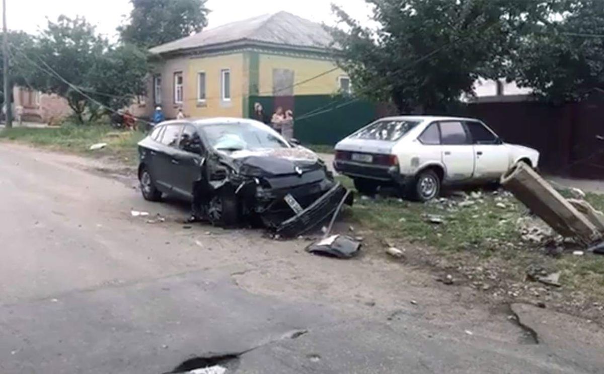 П’яний син очільниці Прилук на автомобілі врізався в стовп, знеструмивши низку будинків