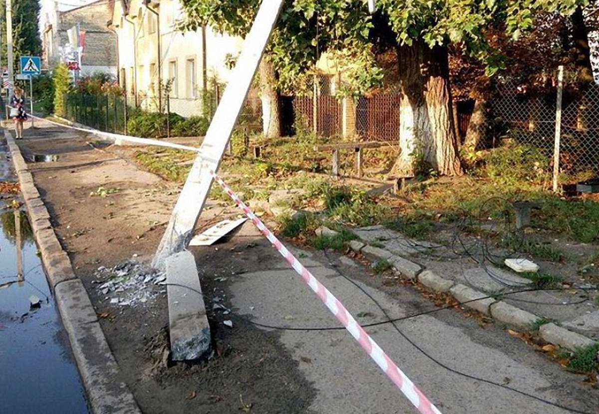 У Львові водій фури збив електроопору та втік із місця ДТП