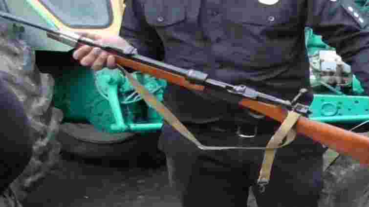 На Золочівщині правоохоронці вилучили у 58-річного чоловіка арсенал зброї та боєприпаси