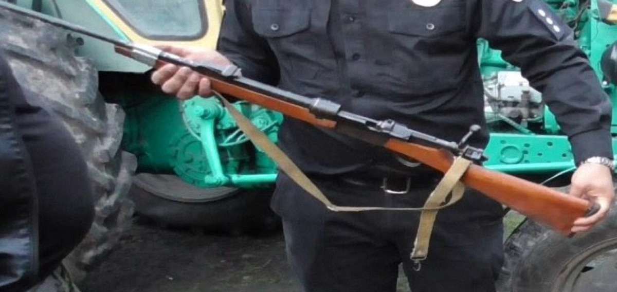 На Золочівщині правоохоронці вилучили у 58-річного чоловіка арсенал зброї та боєприпаси