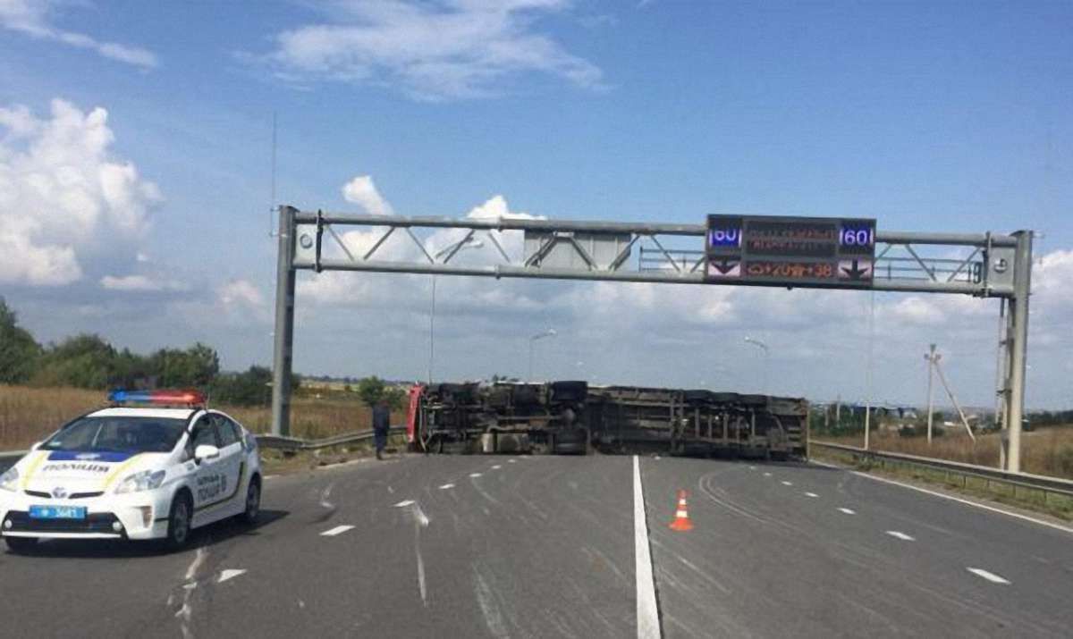 П'яний водій на фурі заблокував трасу «Київ-Чоп» поблизу Рівного