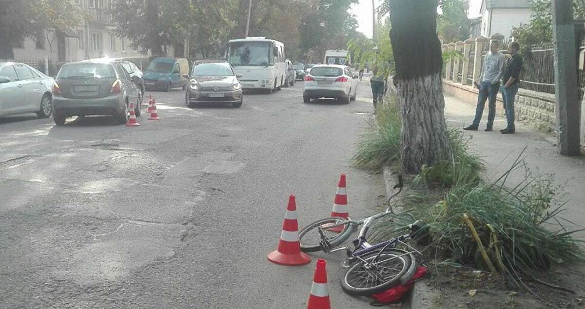 У Жовкві автомобіль збив 8-річного велосипедиста