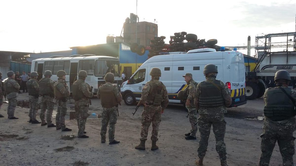 На Харківщині затримали 50 людей після спроби рейдерського захоплення зерносховища
