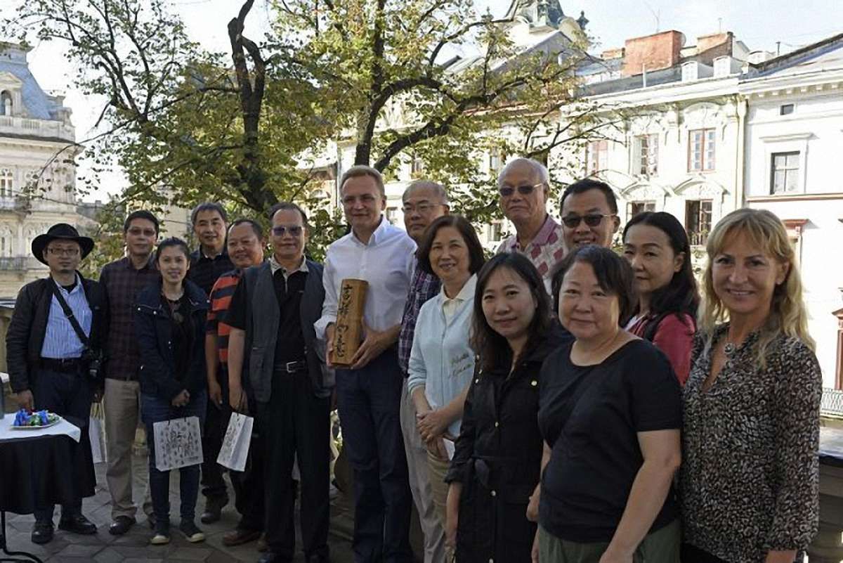 До Львова для налагодження співпраці прибули представники 13 туристичних компаній з КНР