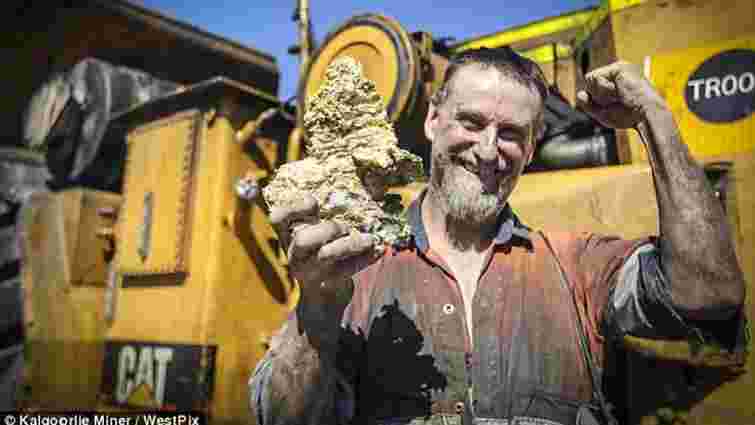 Австралійський шахтар знайшов найбільший у світі золотий самородок