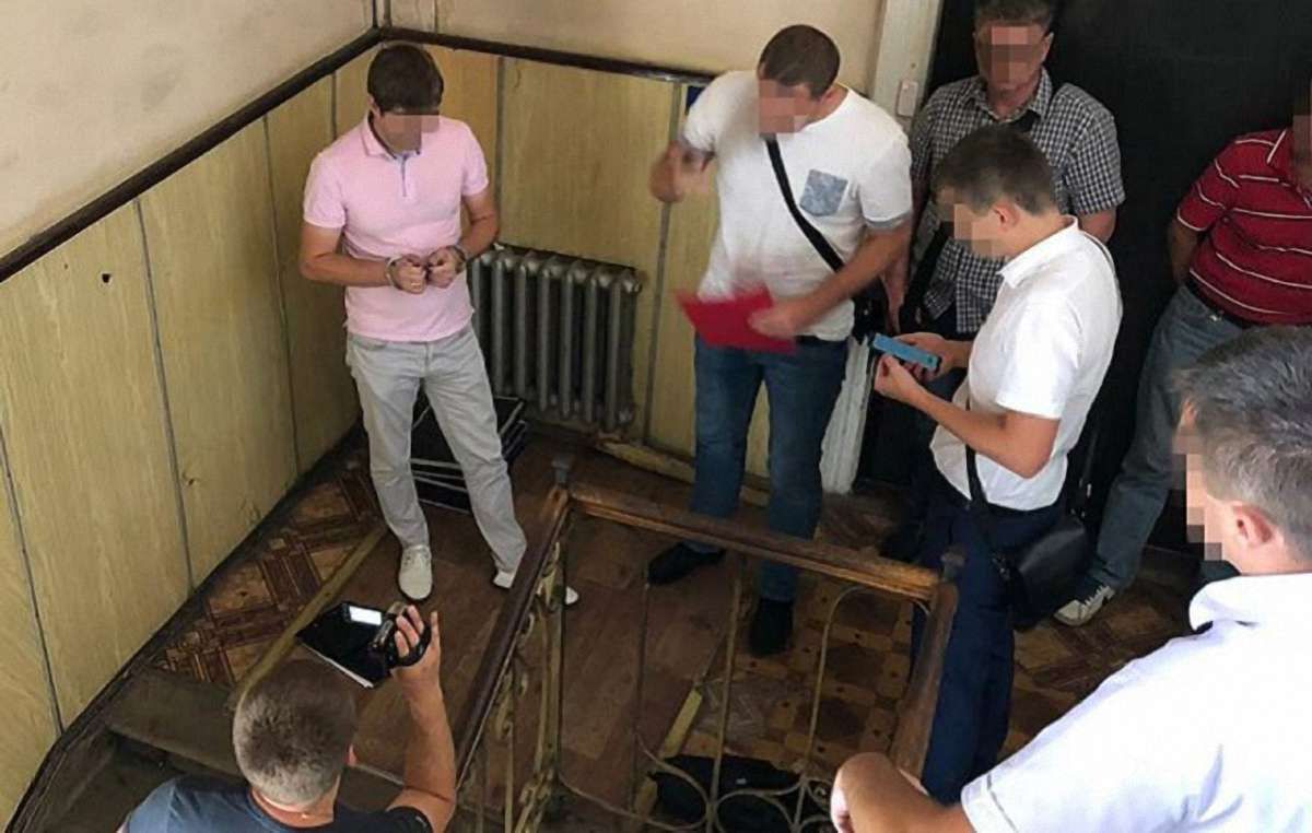 СБУ затримала у Львові слідчого, що вимагав хабар у винуватця ДТП