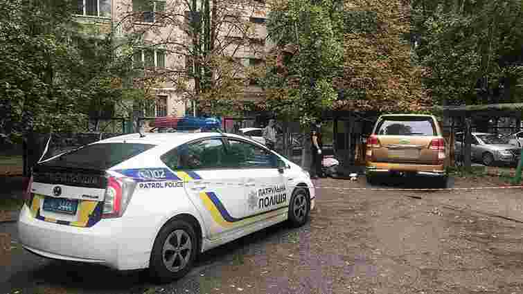 В Одесі чоловік побив охоронця, викрав свій автомобіль зі штрафмайданчика та врізався в паркан