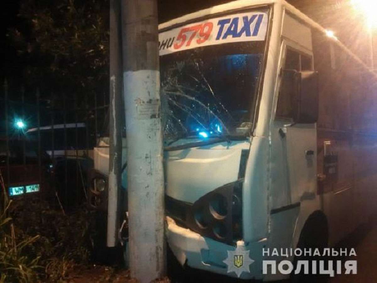 В Одесі маршрутка в'їхала в стовп, постраждали шестеро дорослих і троє дітей 