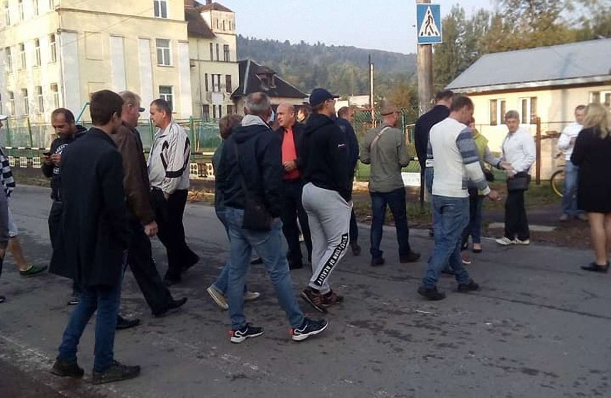 Мешканці Східниці перекрили дорогу всупереч погрозам Синютки