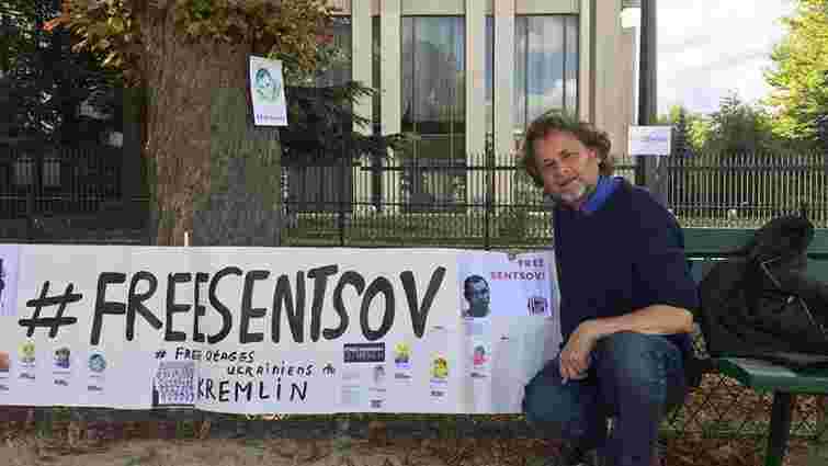 Поблизу посольства РФ у Парижі активісти оголосили голодування на підтримку Олега Сенцова