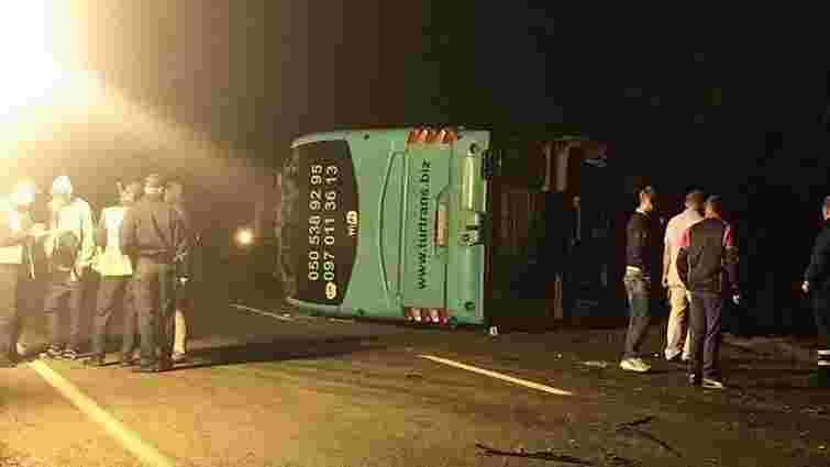 У ДТП на Жовківщині загинув водій легкового автомобіля та травмувалися 8 пасажирів автобуса