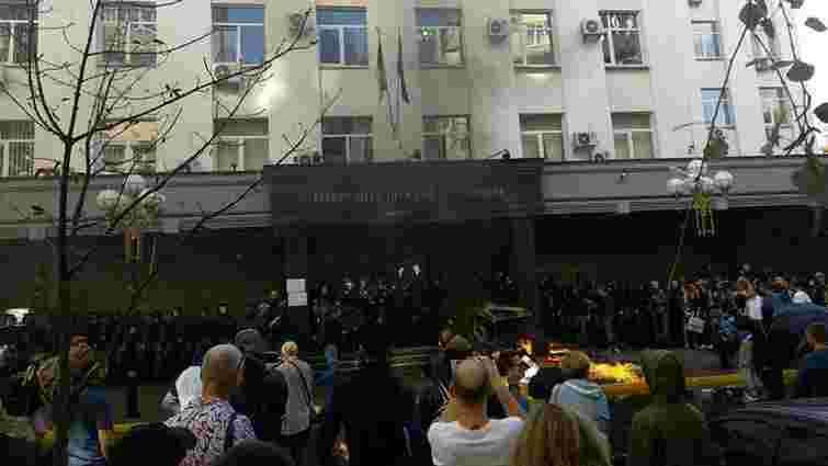 Націоналісти у Києві намагалися штурмом узяти будівлю ГПУ