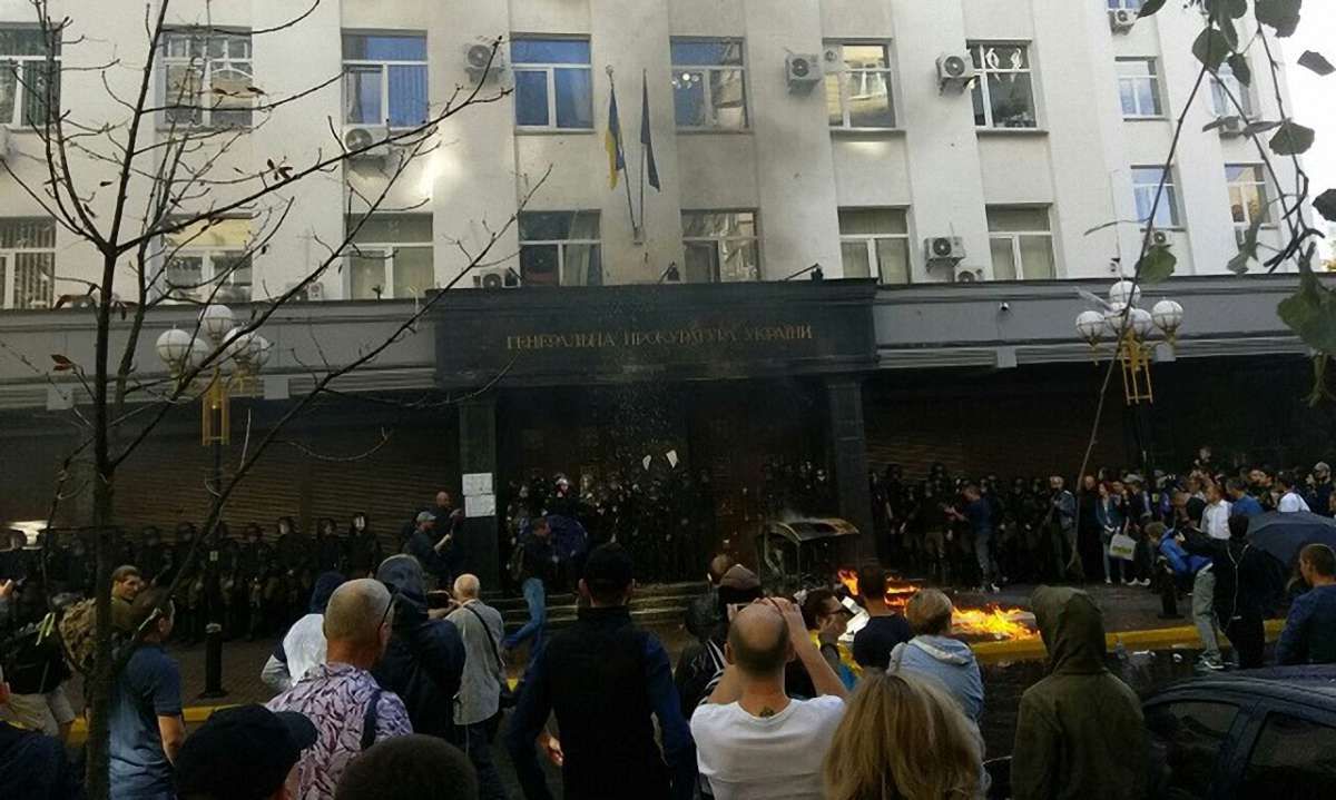 Націоналісти у Києві намагалися штурмом узяти будівлю ГПУ