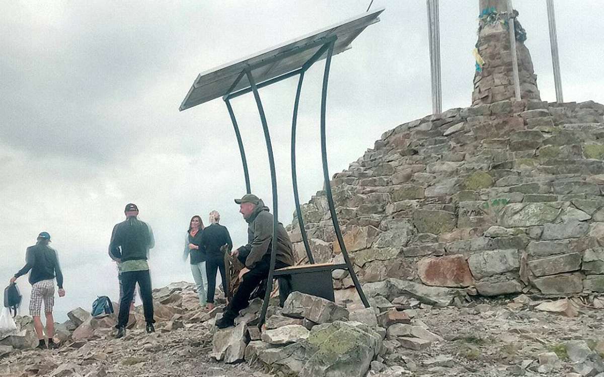 На горі Хом'як у Карпатах встановили сонячні панелі 