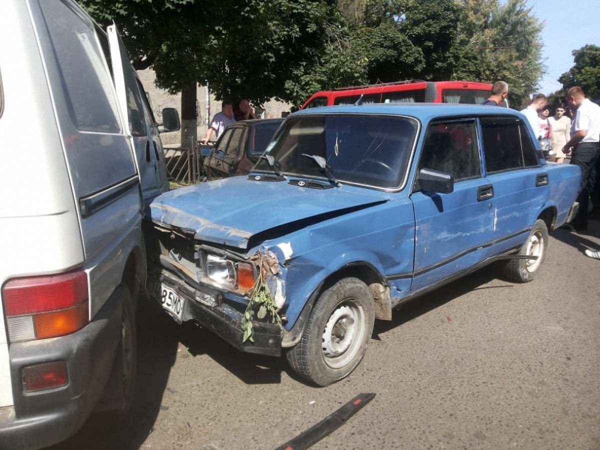 У Чернівцях п’яний водій протаранив дев’ять автівок на краденому легковику