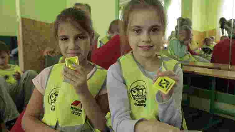 Учням львівської початкової школи роздали світловідбиваючі жилети