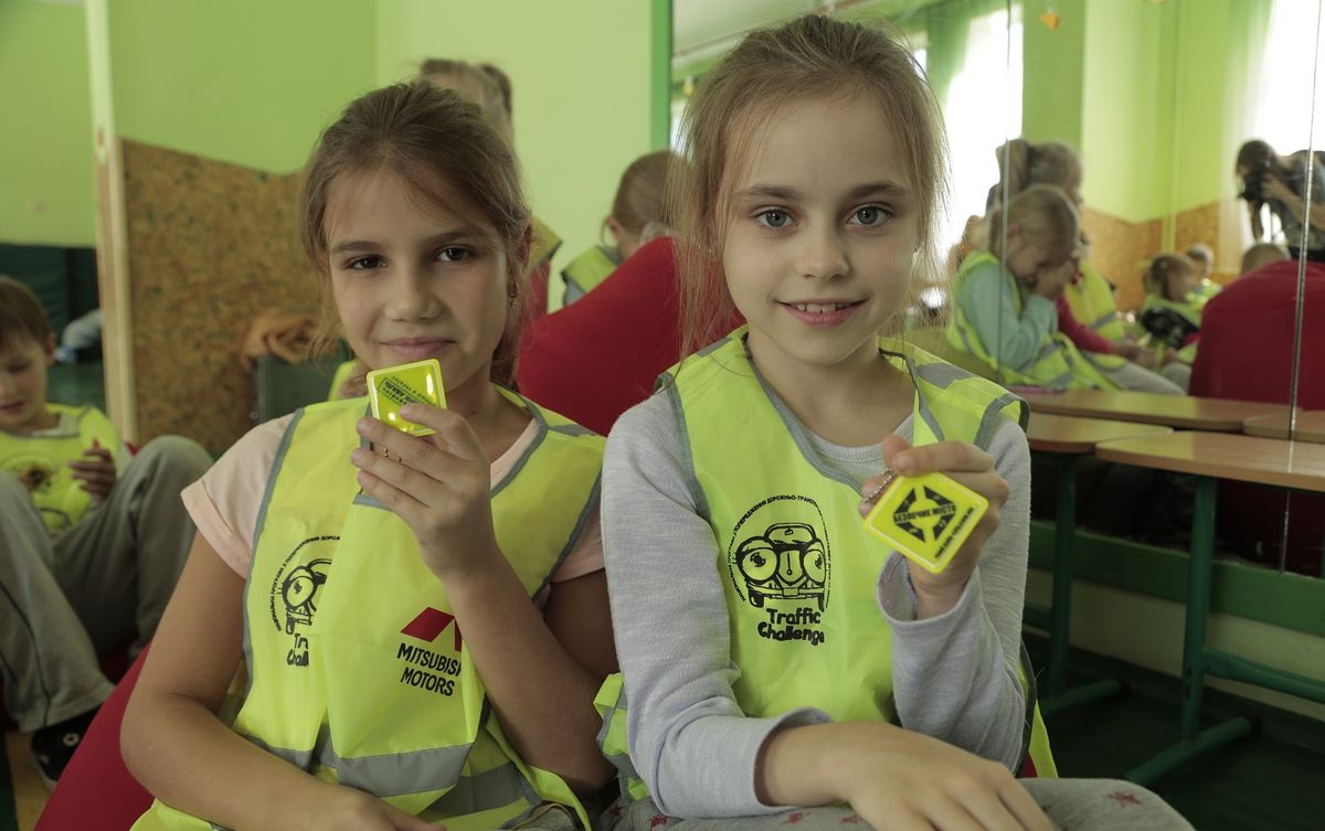 Учням львівської початкової школи роздали світловідбиваючі жилети
