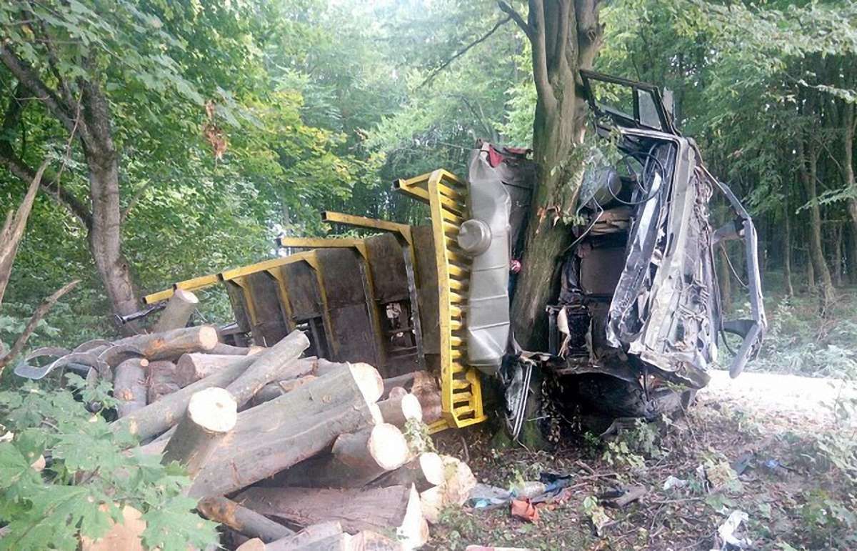 У Буському районі КамАЗ із деревиною впав у кювет, водій отримав політравму