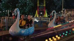 На каруселі «гусь» кружляє