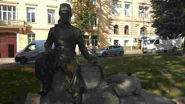У центрі Львова викрали бронзовий кавник з пам’ятника Юрію Кульчицькому