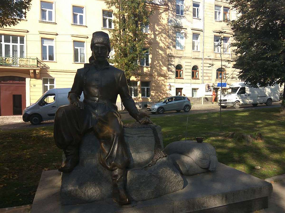 У центрі Львова викрали бронзовий кавник з пам’ятника Юрію Кульчицькому