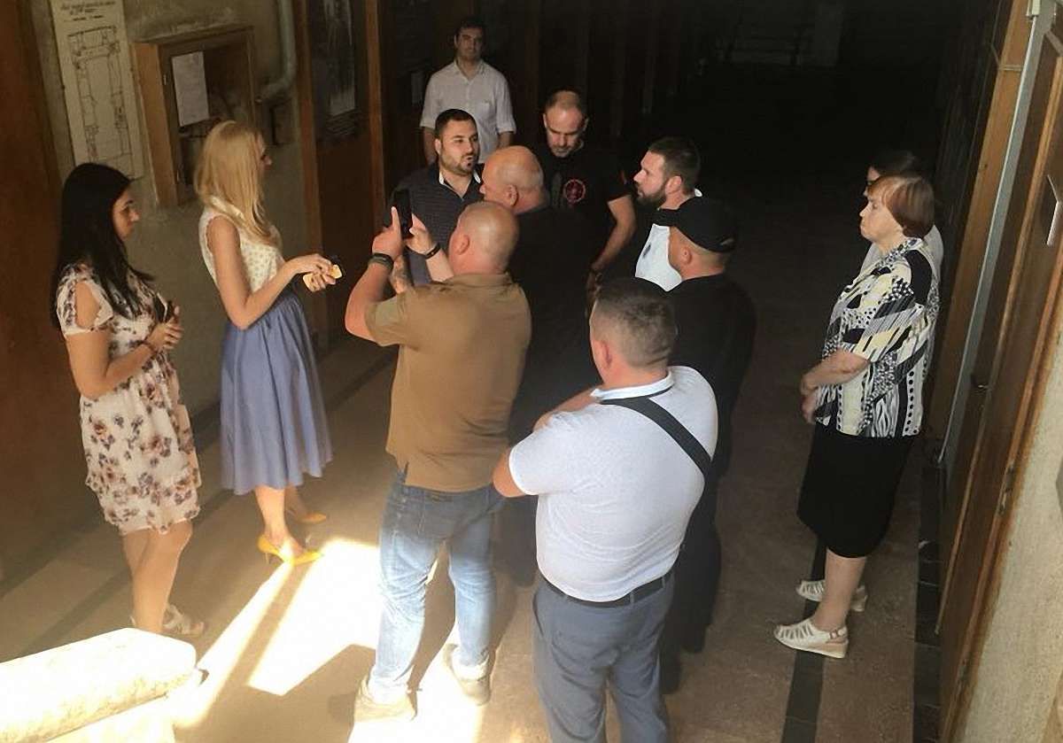 Група праворадикалів захопила палац культури у Львові, щоб зірвати неіснуючі «фашистські заходи»