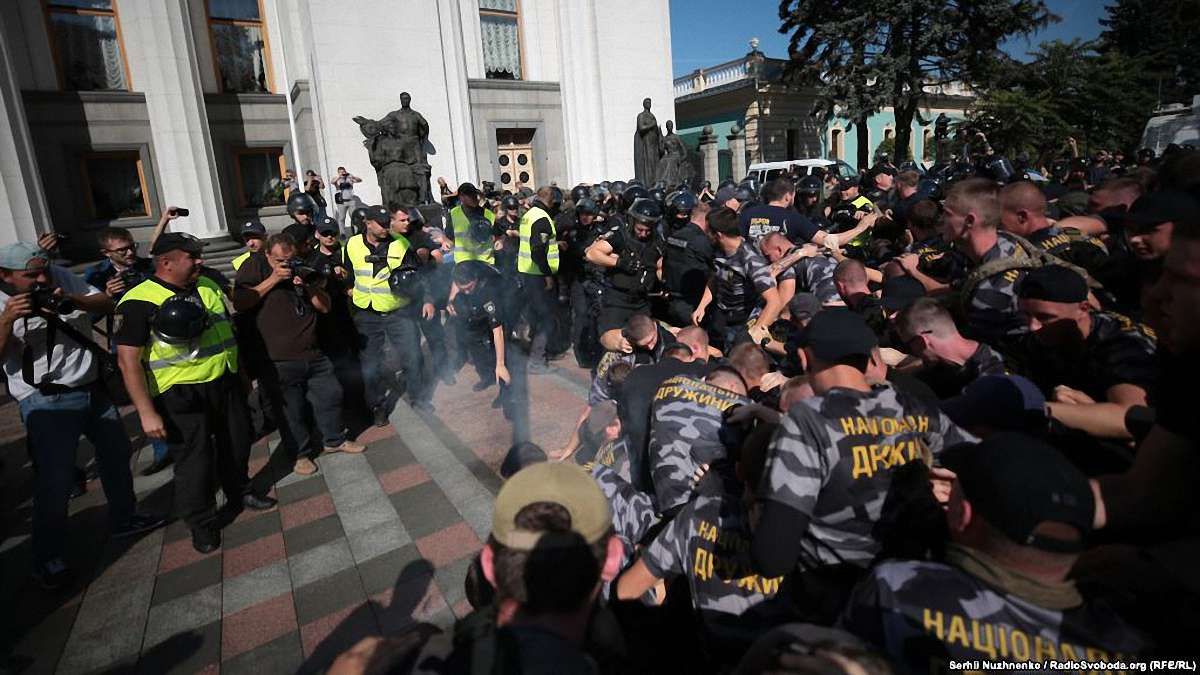 Під Верховною Радою сталися сутички між поліцією та активістами