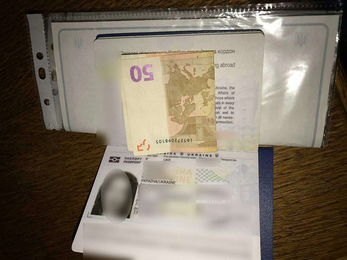Жінка з підробленими документами на дитину намагалася підкупити прикордонників на Львівщині