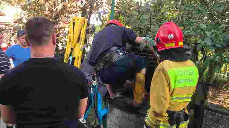 Львівські рятувальники витягли чоловіка з 12-метрового колодязя