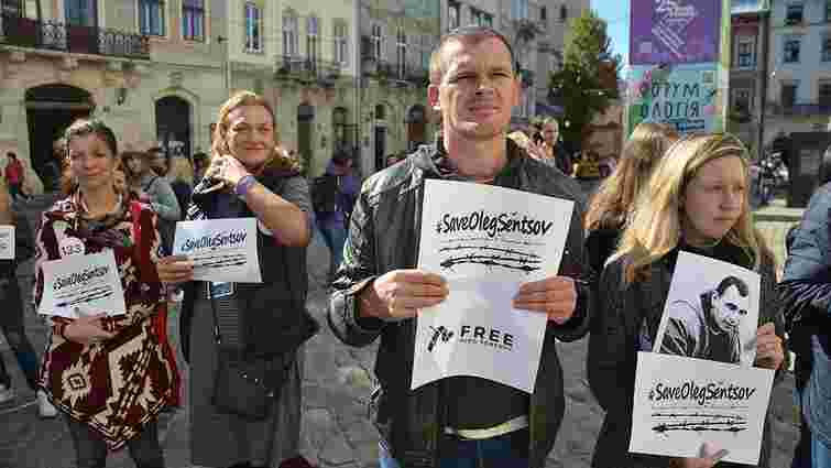 На площі Ринок відбувся марафон-читання на підтримку Олега Сенцова та інших політв'язнів