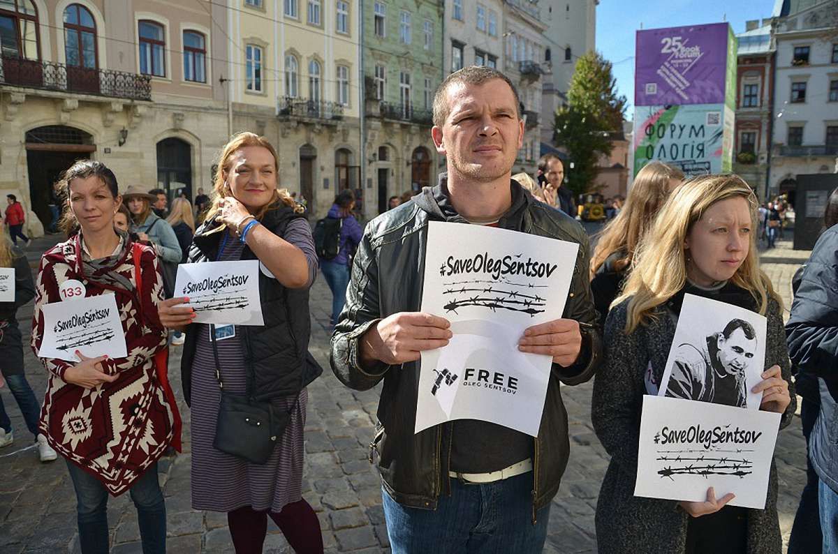 На площі Ринок відбувся марафон-читання на підтримку Олега Сенцова та інших політв'язнів
