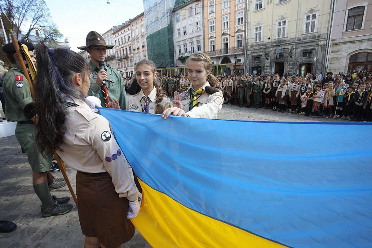 Близько сотні скаутів зібрались біля львівської Ратуші на відкриття пластового року 
