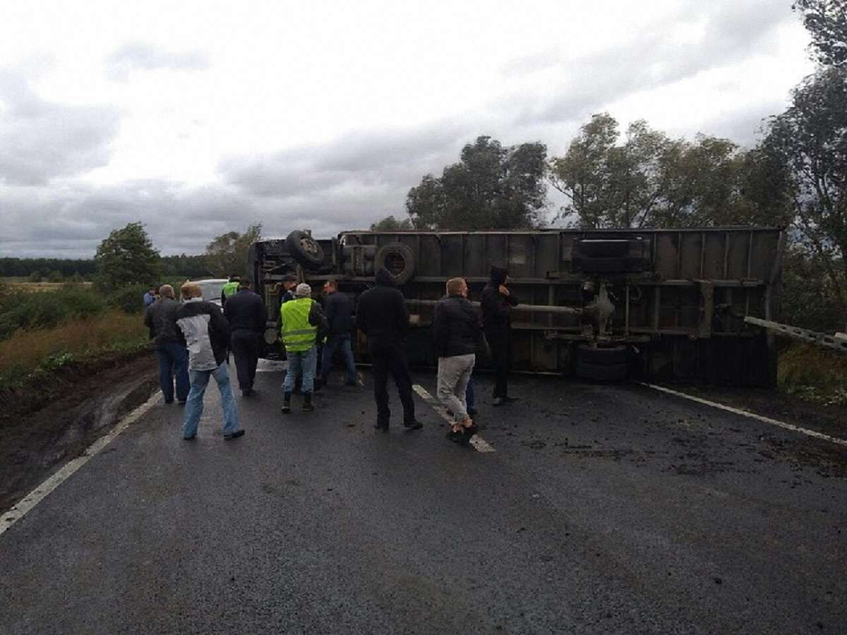 У Великих Мостах на Сокальщині перекинулася фура та перегородила дорогу